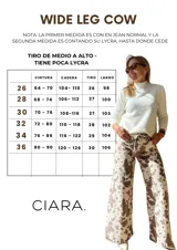 Pantalón de jean de tiro alto con estampado de manchas de vaca en tonos marrón y beige, corte wide leg y lazo ajustable en la cintura.