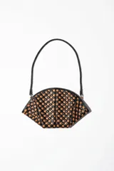 Bolso de mano tipo clutch con forma de abanico, confeccionado en cuero trenzado en damero color negro y tostado. Asa corta de cuero trenzado.