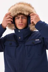 Campera parka azul marino marca Wrangler modelo Henry, con capucha con borde de piel sintética, cierre frontal con cremallera y botones a presión, múltiples bolsillos con solapa y puños ajustables con botones.