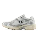 Championes New Balance modelo ML725, color blanco y plateado, con logo "N" en negro.