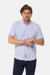 Camisa de manga corta con estampado a cuadros en tonos celeste, blanco y naranja.