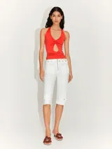 Top halter rojo con escote pronunciado y abertura en el centro del pecho.