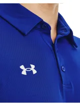 Chomba Under Armour Team Tech color azul con logo blanco bordado en el pecho. Corte clásico, cuello con botones y tejido UA Tech™ de secado rápido.