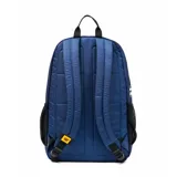 Mochila azul con logo de Caterpillar en blanco, con bolsillo frontal con cordones elásticos cruzados, bolsillos laterales de malla y elementos reflectantes.
