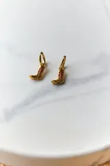 Aros dorados tipo argolla con dije colgante en forma de bota texana con detalles calados.