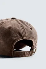 Gorra verde de algodón con efecto lavado y ajuste trasero.