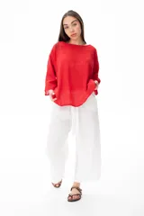 Blusa roja de viscosa, de corte holgado y mangas 3/4.