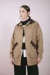 Campera color beige confeccionada en tela de algodón con cuello de pana marrón.