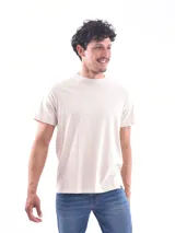 Remera negra de corte regular y mangas cortas.