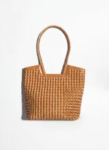 Bolso tipo tote de cuero color tostado, con diseño trenzado a mano.