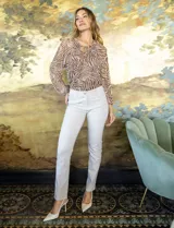 Pantalón de gabardina elastizada color marrón claro, marca Zac & Rachel, corte slim, con pretina con pasadores, botón y cierre. Delantera con tres bolsillos y trasera con bolsillos ojal.