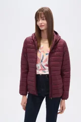 Campera acolchada negra, de manga larga y cuello alto, con cierre frontal.