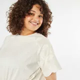 Camiseta blanca de algodón con mangas cortas con detalle de macramé.