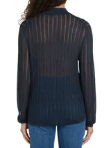 Sweater azul marino de tejido de punto calado con rayas verticales blancas, cuello polo y tapeta con tres botones.
