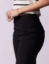 Pantalón capri amarillo de gabardina elastizada marca Ruby Rd, con pretina ancha elastizada, bolsillos delanteros simulados y bolsillos traseros aplicados.
