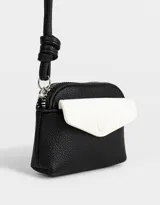 Monedero pequeño de cuerina bicolor, negro y blanco, con bolsillo frontal con broche y cierre superior con tirador de cordón. Incluye correa fina para colgar.
