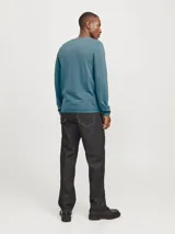 Sweater de punto ligero color azul petróleo, con cuello redondo y mangas largas.