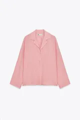 Camisa de mujer Zara Woman Collection confeccionada en lino 100%, color rosa. Tiene cuello solapa, escote pico, manga larga con botones y bajo recto. Cierre frontal con botones.