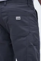 Pantalón de gabardina gris, corte recto, estilo carpintero con bolsillos laterales y detalle en la parte trasera.