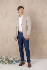 Pantalón de vestir para hombre, color beige claro, de corte slim fit y tejido de lino.