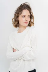 Sweater azul de punto medio, amplio, suave, con escote a la base y puños en mangas y en acabado inferior.