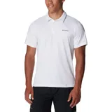 Polo de hombre Columbia Tech Trail, color blanco, de manga corta, con logo bordado en el pecho. Confeccionada en tejido hidroabsorbente Omni-Wick™ con elastano.