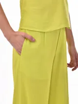 Pantalón palazzo color verde lima, de tiro alto y corte amplio.