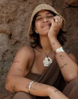 Brazalete rígido plateado con textura irregular.