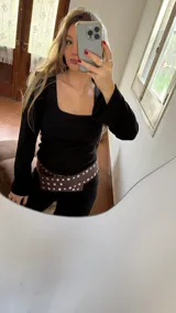 Remera negra de manga larga con cuello cuadrado, confeccionada en jersey térmico.
