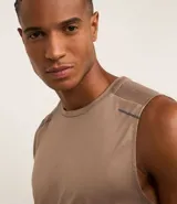 Musculosa deportiva negra de hombre, con cuello redondo, corte regular y estampa heat print. Cuenta con tecnología Dry para mayor transpirabilidad.