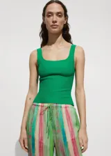 Top de punto de canalé color gris claro, con tirantes finos, escote cuadrado y diseño entallado.