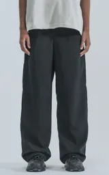 Pantalón recto negro de microfibra con cintura elastizada, bolsillos traseros con tapa, botón y cierre.