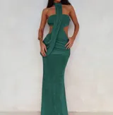 Vestido midi color verde esmeralda, con escote halter y drapeado frontal. Presenta aberturas laterales en la cintura y falda ajustada.