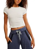 Remera corta de algodón color crudo, con cuello redondo y mangas cortas.