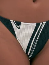 Bottom de bikini clásico con diseño colaless, tiras ajustables a los lados y terminaciones de marca.