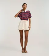 Blusa tipo polo de algodón a rayas horizontales en tonos celeste, amarillo y marrón.