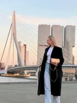 Cartera mini bag color dorado, con correa de cadena y múltiples compartimentos internos.