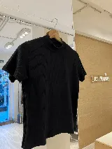 Polera color ocre de manga corta, cuello alto y tejido de morley y algodón.