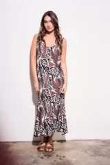 Vestido largo de viscosa con estampado abstracto en tonos marrón, negro y blanco.