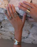 Anillo abierto de bronce con diseño de doble banda.