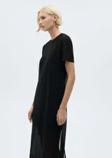 Vestido midi negro plisado, de corte recto, manga corta y cuello redondo.