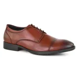 Zapato de vestir negro de cuero liso con cordones y suela plana.