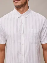 Camisa de manga corta para hombre, confeccionada en algodón con diseño a rayas verticales finas.