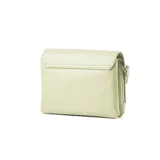 Bandolera rectangular color verde confeccionada en símil cuero con sensación acolchada al tacto. Tiene solapa con cierre, correa regulable, herrajes plateados y logo XL en el frente. El interior está forrado en tela de algodón y poliéster y cuenta con dos compartimentos, un bolsillo con cierre y un bolsillo abierto.