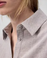Camisa oversize color gris con manga corta japonesa sobre el codo, cuello solapa y botonadura frontal.