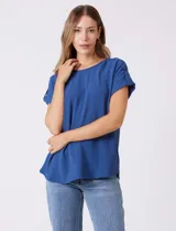 Blusa azul de crepe, marca Ninety Clothing, con cuello a la base y manga corta con presilla y botón.