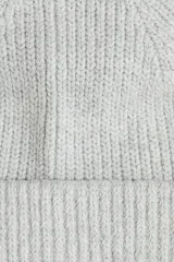 Gorro de lana gris claro en punto acanalado con doblez ancho.