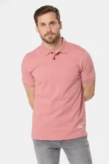 Remera polo azul de piqué liso, con cuello de rib y botones personalizados.