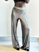 Pantalón plateado de corte palazzo y tiro alto.