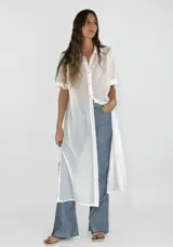 Camisa beige de mangas cortas, corte recto y abotonada.